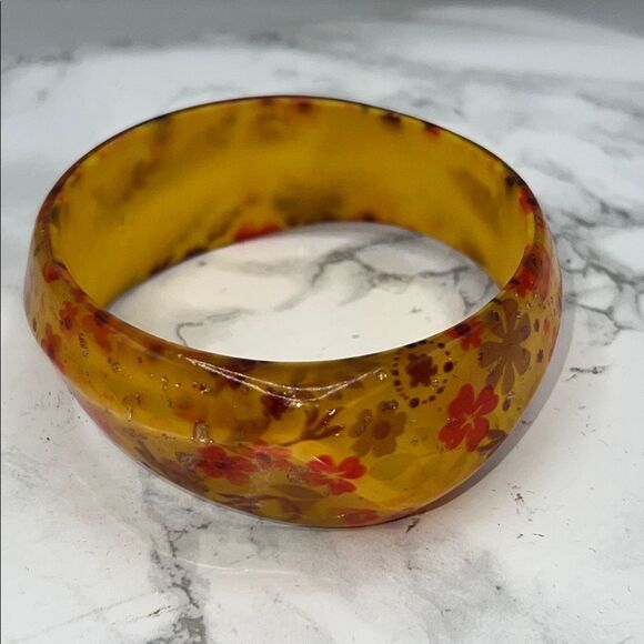 VINTAGE Floral Lucite Bangle Bracelet - Picture 2 of 6